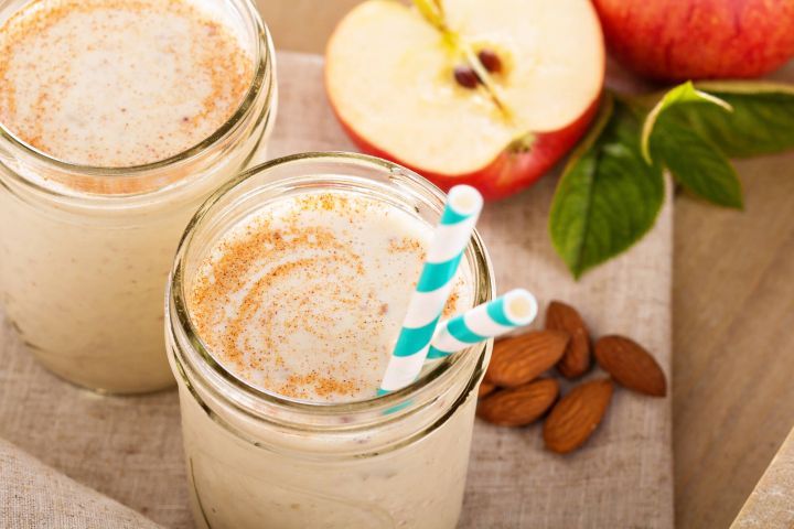 Apple Pie Smoothie Apple Pie Smoothie in a mason jar with apples and almonds.