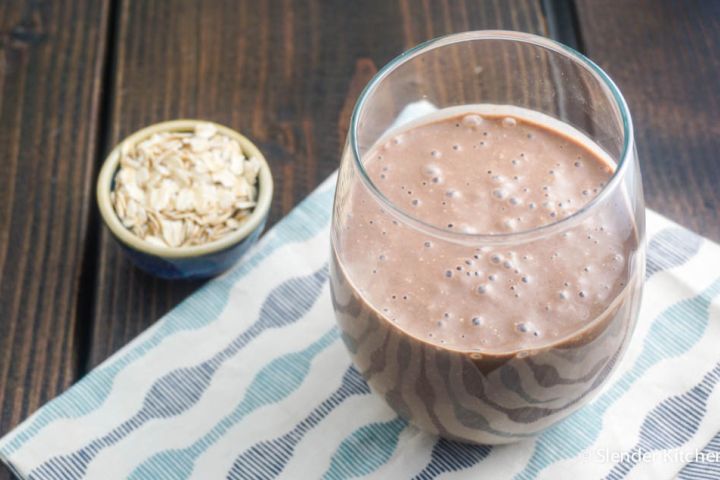 Chocolate Oat Smoothie Chocolate oatmeal smoothie in a glass mason jar with a banana garnish.