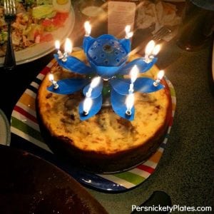 Cinnamon Roll Cheesecake - A layer of cinnamon rolls topped with cheesecake | Persnickety Plates Cinnamon Roll Cheesecake - A layer of cinnamon rolls topped with cheesecake | Persnickety Plates