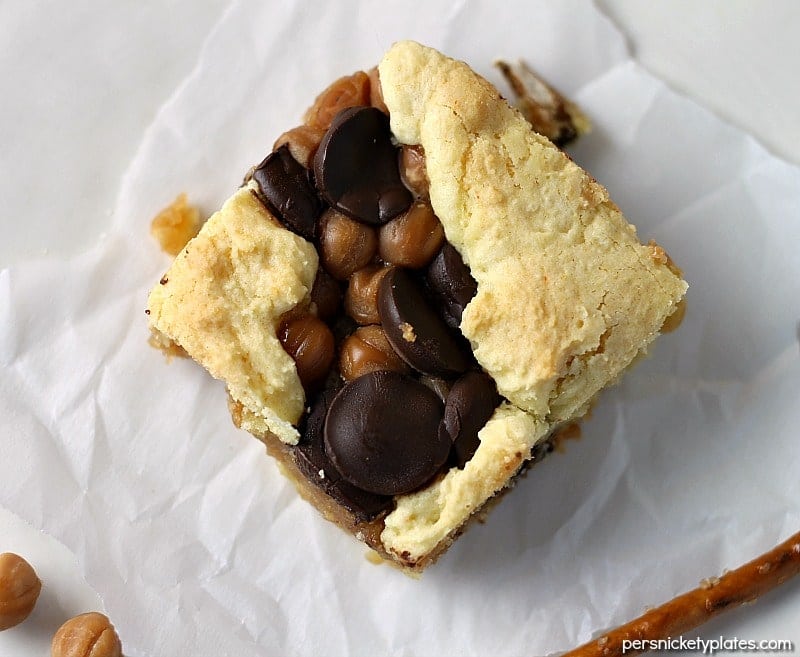 Take 5 Bars are my favorite lately and these cake mix cookie bars have all the Take Five flavors - pretzel, caramel, peanut butter, and chocolate! | Persnickety Plates