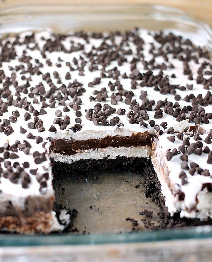no bake chocolate lush Chocolate lovers rejoice! This no bake Chocolate Lush is filled with cream cheese, chocolate pudding, and chocolate chips on top of an Oreo cookie crust! | Persnickety Plates