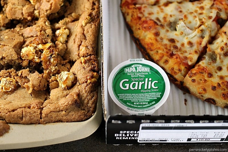 Crunch 'n Munch Cookie Bars have a soft, chewy, and buttery base with sweet & salty popcorn scattered throughout. They pair perfectly with Papa John's new pan pizza for game day or any night! | www.persnicketyplates.com