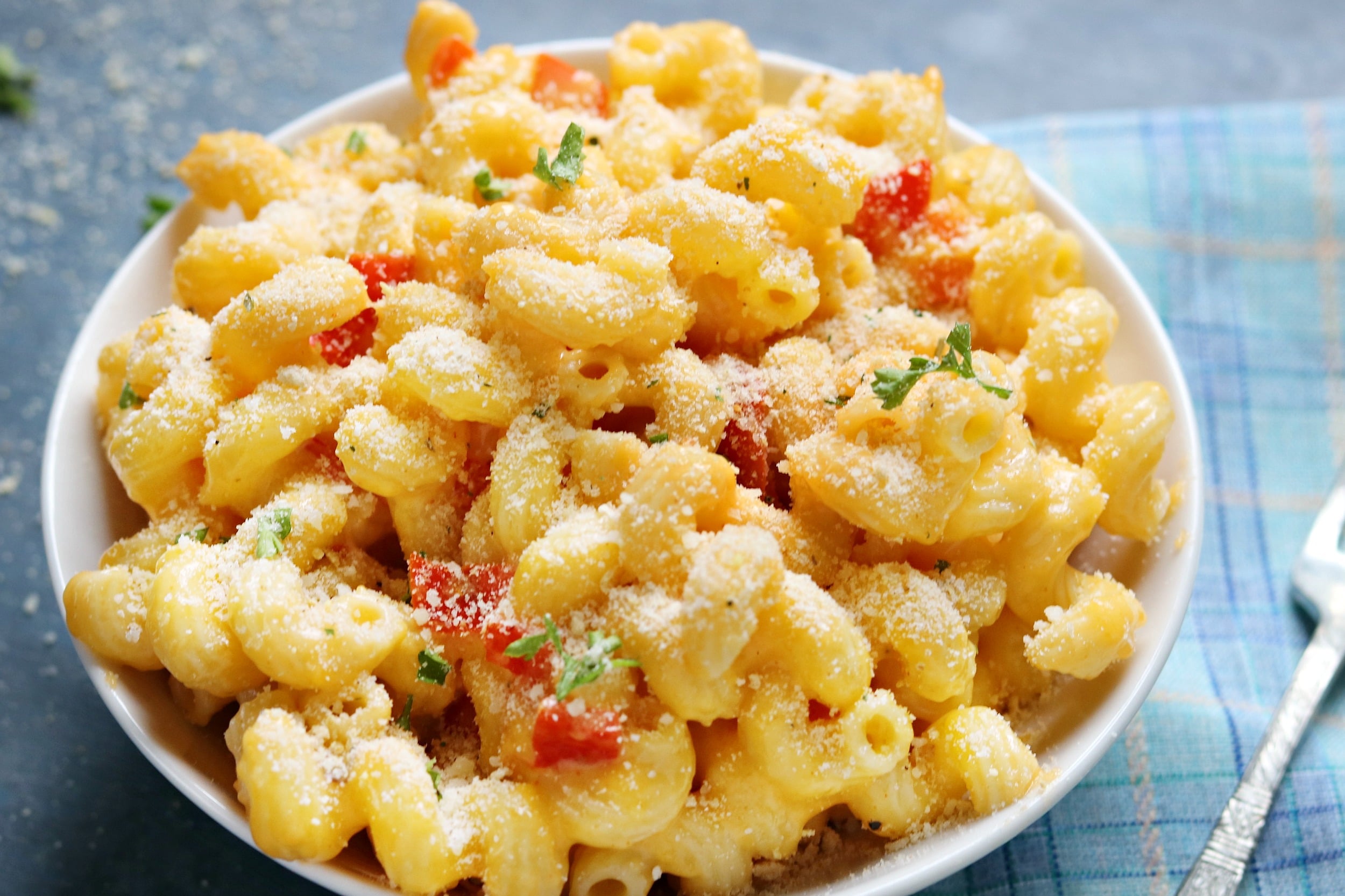 Hard Rock Cafe Twisted Macaroni & Cheese is cavatappi pasta tossed in a slightly spicy cheese sauce with roasted red peppers and topped with Parmesan parsley breadcrumbs. A copycat version of a favorite restaurant dish! | www.persnicketyplates.com