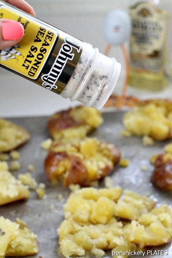 Crash Hot Potatoes are like a mix of a fluffy baked potato and a crispy french fry. The perfect side dish for your next dinner! | www.persnicketyplates.com #potatoes #sidedish #vegetarian #easyrecipe sprinkle seasoning on red skin potatoes