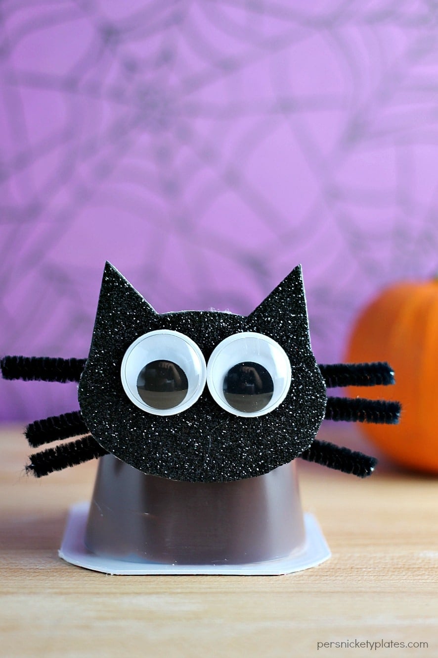 Black Cat Snack Pack Pudding Cups are perfect for Halloween parties! | Persnickety Plates #MixInMonsterMash AD