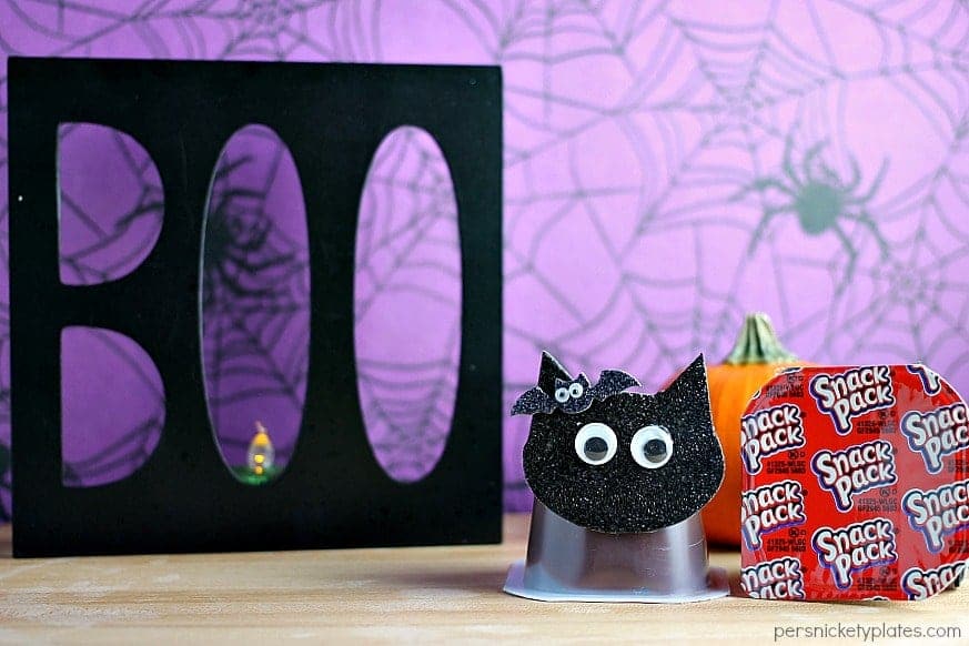 Black Cat Snack Pack Pudding Cups are perfect for Halloween parties! | Persnickety Plates #MixInMonsterMash AD