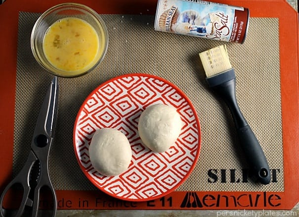 Thanksgiving Pretzel Turkeys - an easy and perfect addition to your Thanksgiving table! | Persnickety Plates