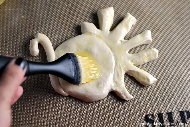 Thanksgiving Pretzel Turkeys - an easy and perfect addition to your Thanksgiving table! | Persnickety Plates