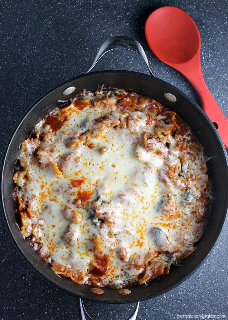 Chicken Spinach & Artichoke Pasta Skillet - a full meal loaded with spring flavors made all in the same skillet! | Persnickety Plates