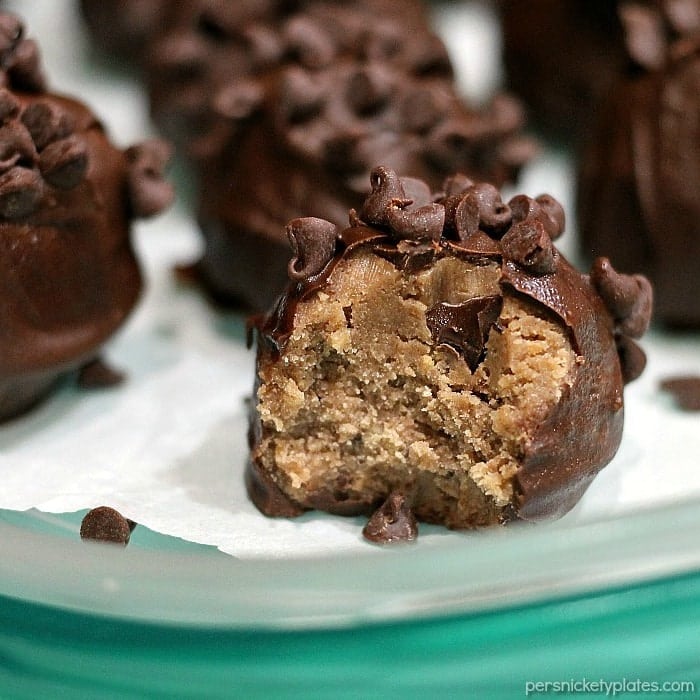 Chocolate Chip Oreo Bon Bons are a sweet little no bake treat using Choco Chip Oreos. | Persnickety Plates
