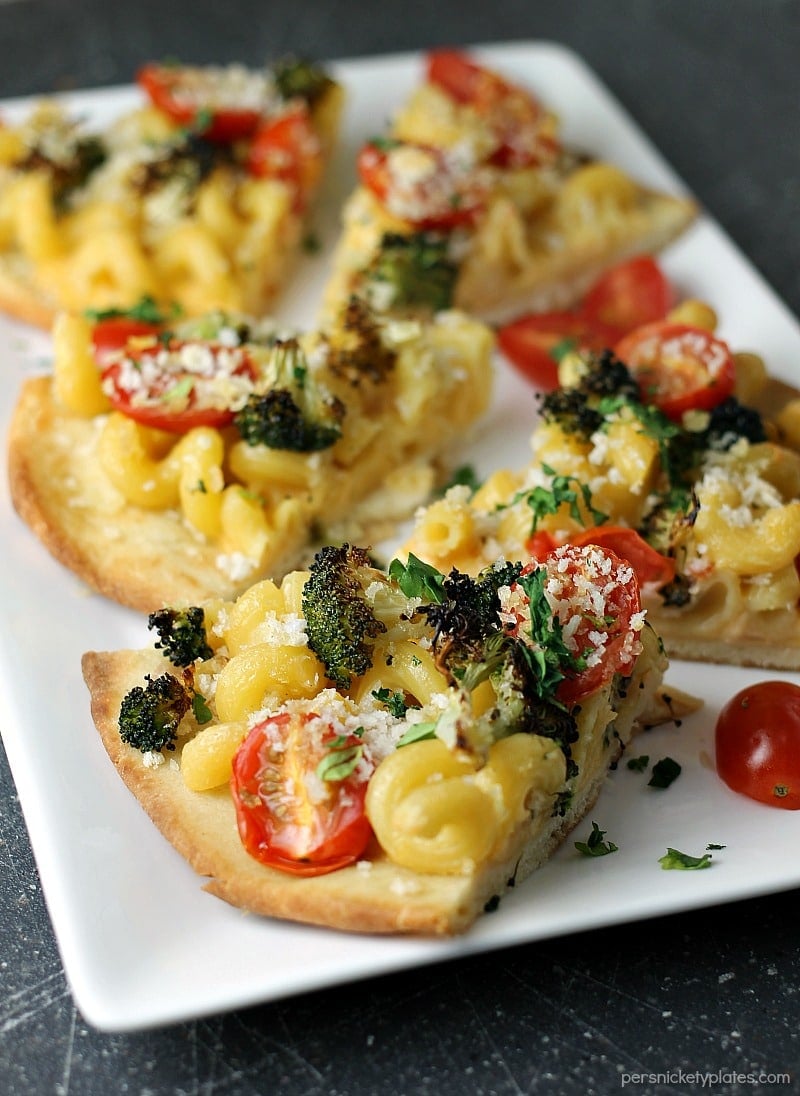 Macaroni and Cheese Flatbread topped with roasted broccoli, grape tomatoes, and panko bread crumbs makes a filling dinner or a great appetizer. | www.persnicketyplates.com