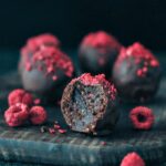 Raspberry-Dusted-Chocolate-Fudge-Brownie-Truffles-@spabettie