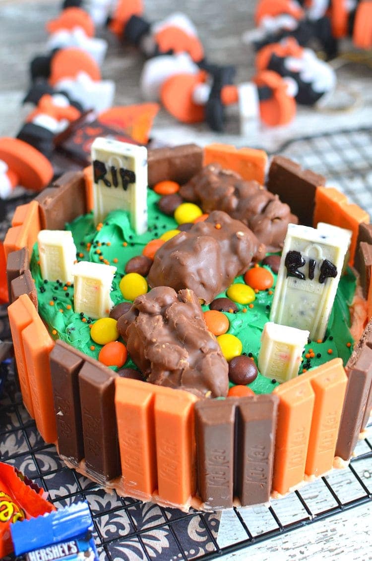kit kat halloween cake filled with candy