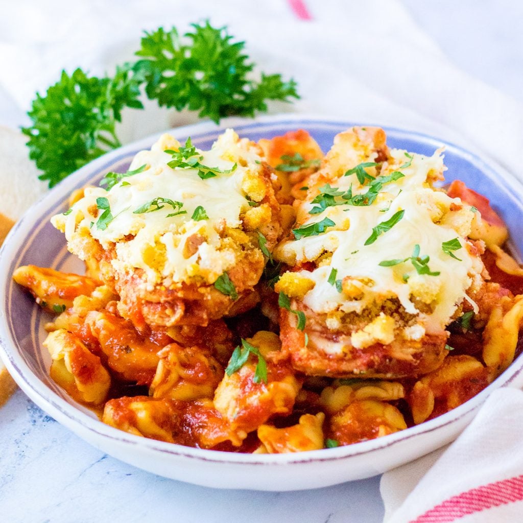bowl of crockpot chicken parmesan