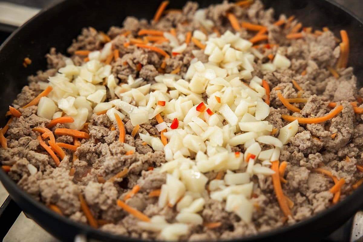 cooking ground turkey with carrot and onion