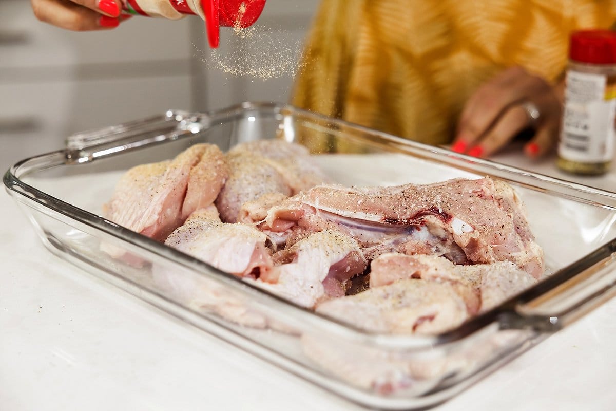 adding garlic powder to raw chicken